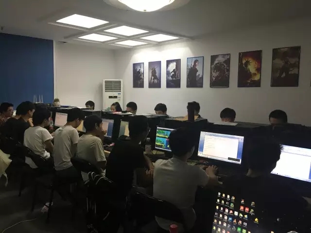 重庆汇众U3d学员逐一向面试官展示自己的程序作品.jpg