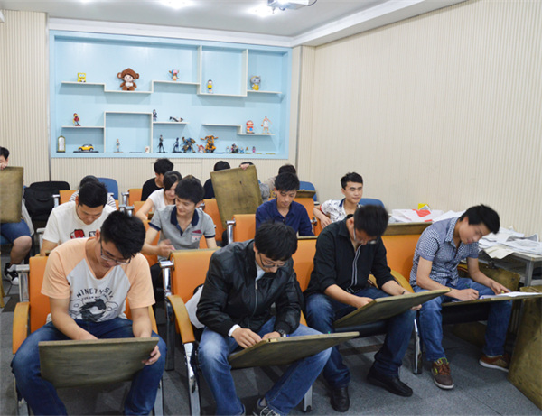 汇众教育影视动漫(北京)实训基地学员在认真学习.jpg