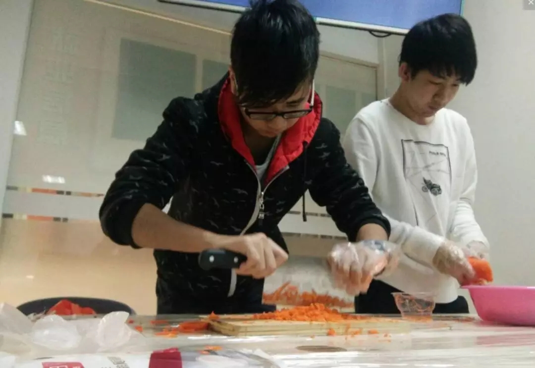 汇众教育广州校区65班师生一起包饺子迎新年4.jpg