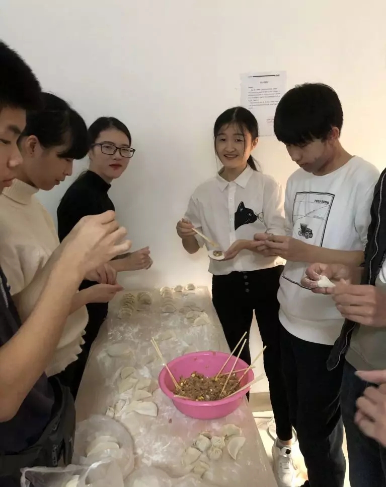 汇众教育广州校区65班师生一起包饺子迎新年.jpg