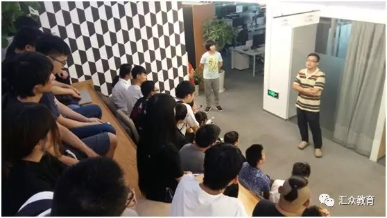 神奇AR美术部负责人杨经理为汇众教育的同学们阐述公司用人要求.jpg